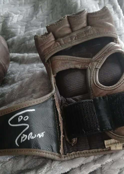 Luvas de mma do Charlie Oliveira e camisola