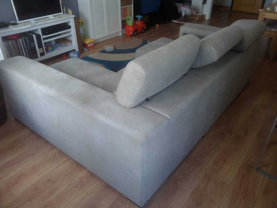 Sofá com chaise longue e dois bancos