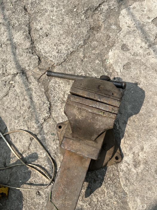 Тиски слесарные б/у