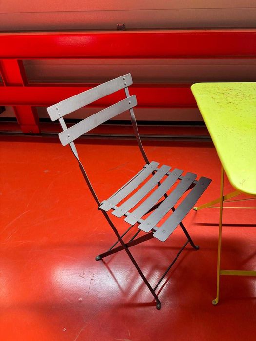 Mesa quadrada 70x70 cm dobrável e 2 cadeiras de jardim em aço