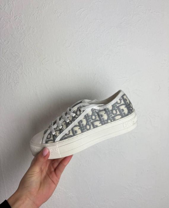 Кросівки жіночі.