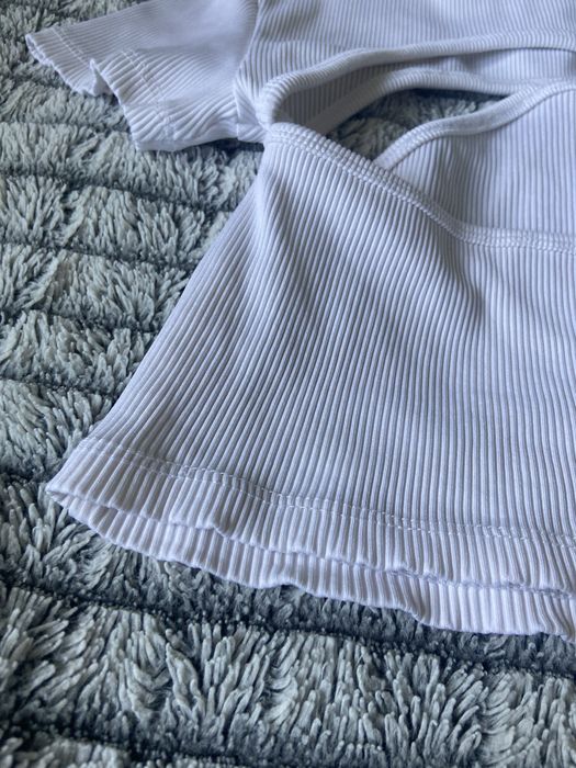 biały top z wycięciami, letni crop top