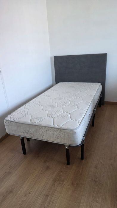 2 Camas solteiro ambas com estrados oferta de colchões, quase novos e cabeceiras