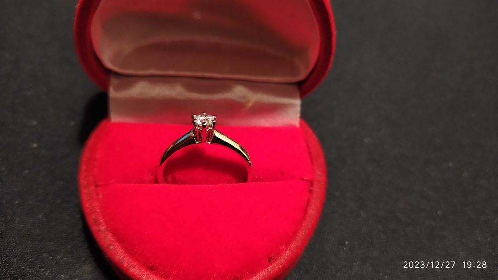 Pierścionek r9 Au 585 1.98g brylant 0.2ct SI2H