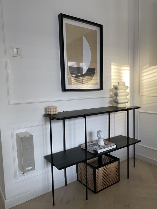 Konsola z podwójnym blatem  z metalowymi nogami.