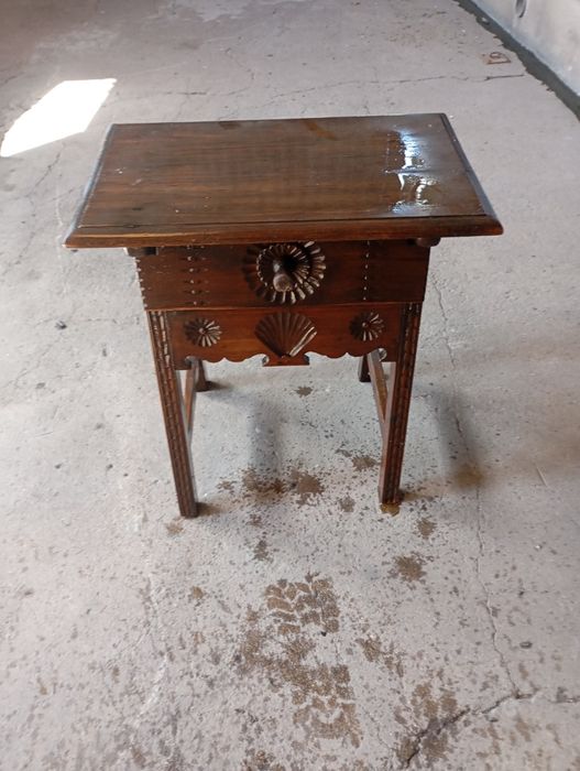 Vendo esta mesa muita bonita bom estado