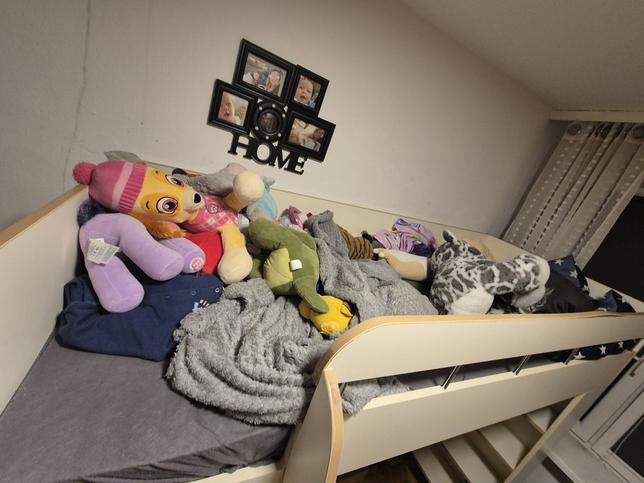 Łóżko piętrowe białe robione przez stolarza z regałami