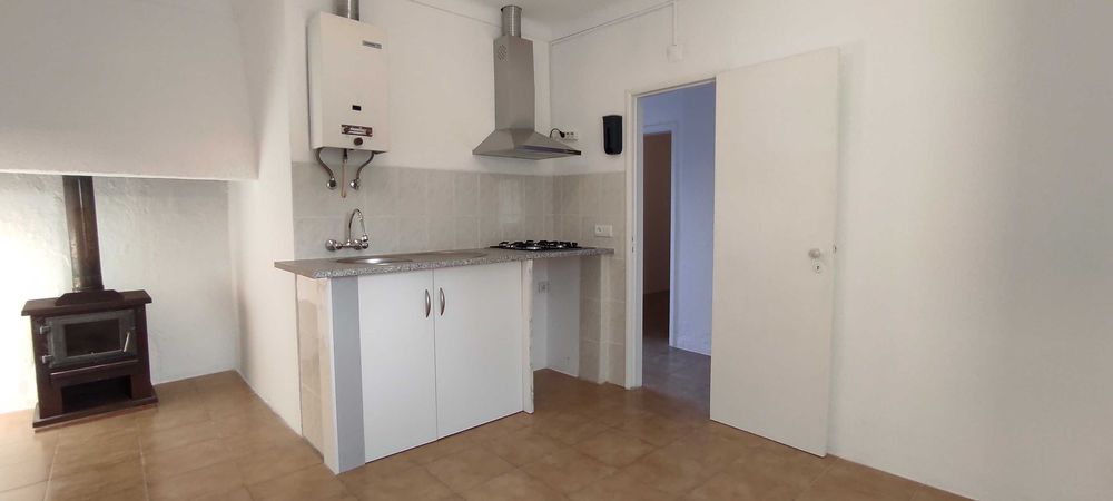 Arrenda-se moradia com dois quartos