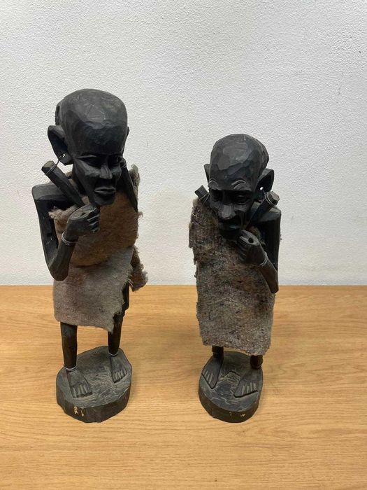 Arte africana artesanal, figuras masculinas esculpidas em madeira