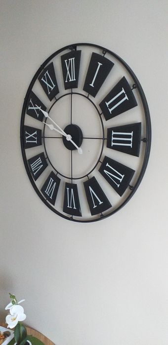 Duży, metalowy zegar ścienny w stylu loft.