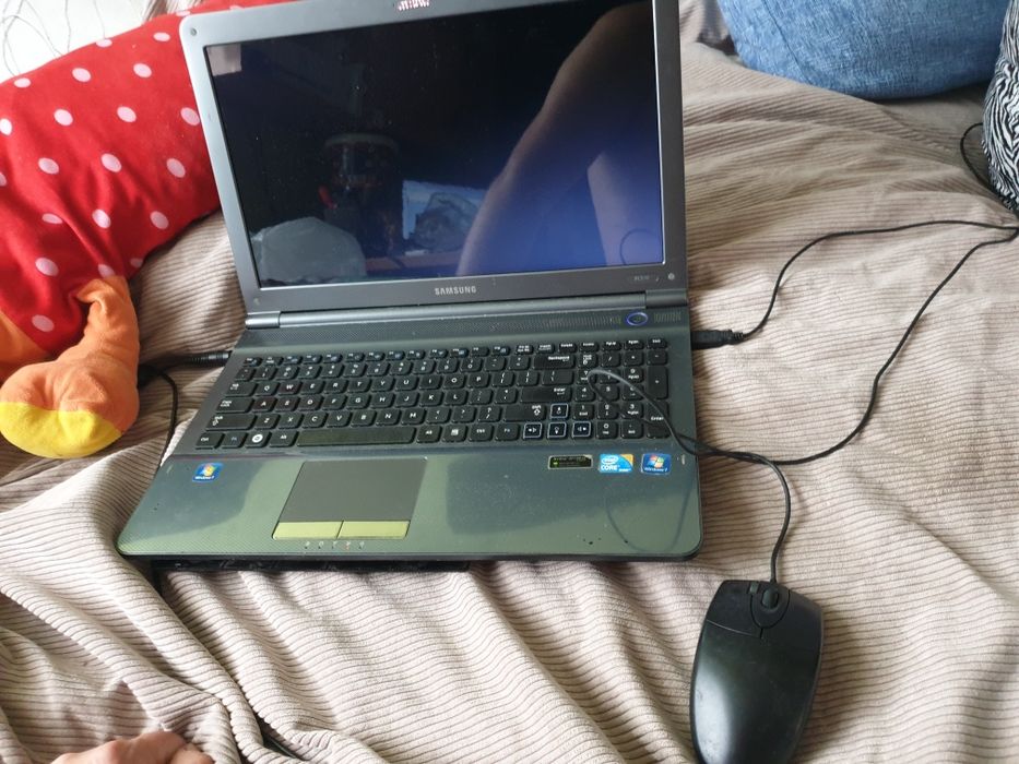 Laptop samsnug -15" - Rok 2011 Na czesci raczej.