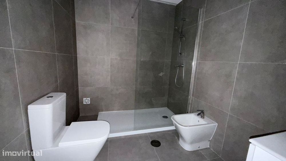 Apartamento T0 com parqueamento e vistas de mar