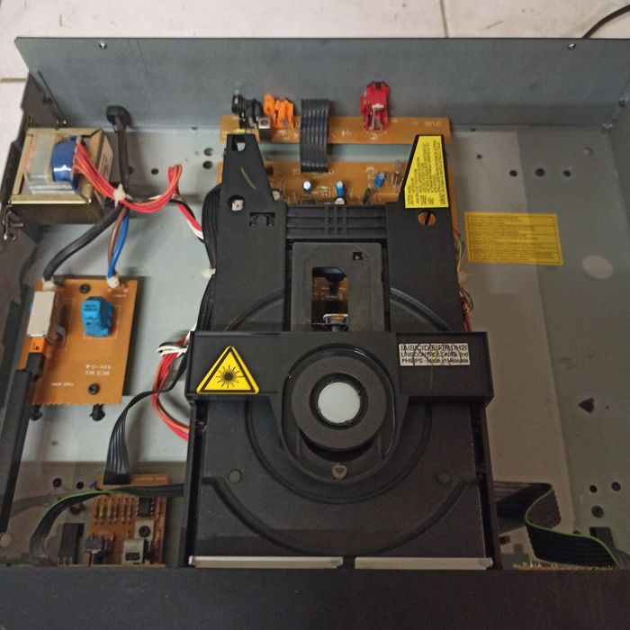 Deck CD Grundig 210 BLACK (choć znaczek SONY jest z przodu)