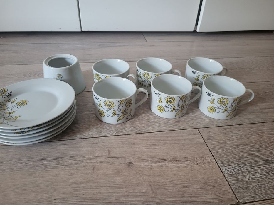 Filiżanki 6 sztuk plus cukierniczka