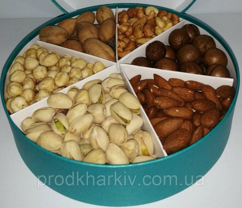 Подарунковий набір з горіхів 800 грам