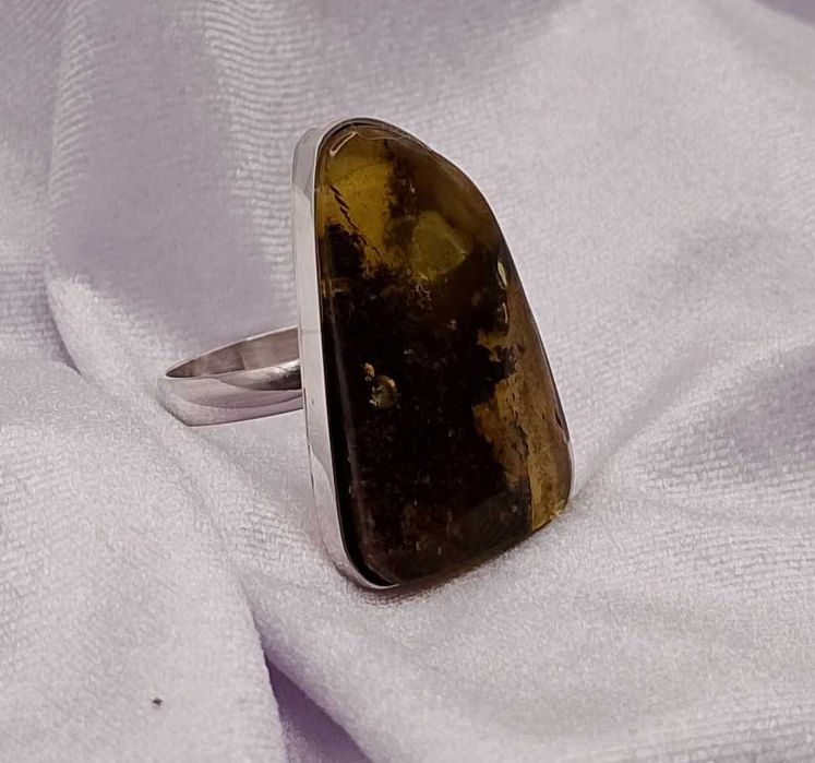 Srebrny pierścionek z bursztynem