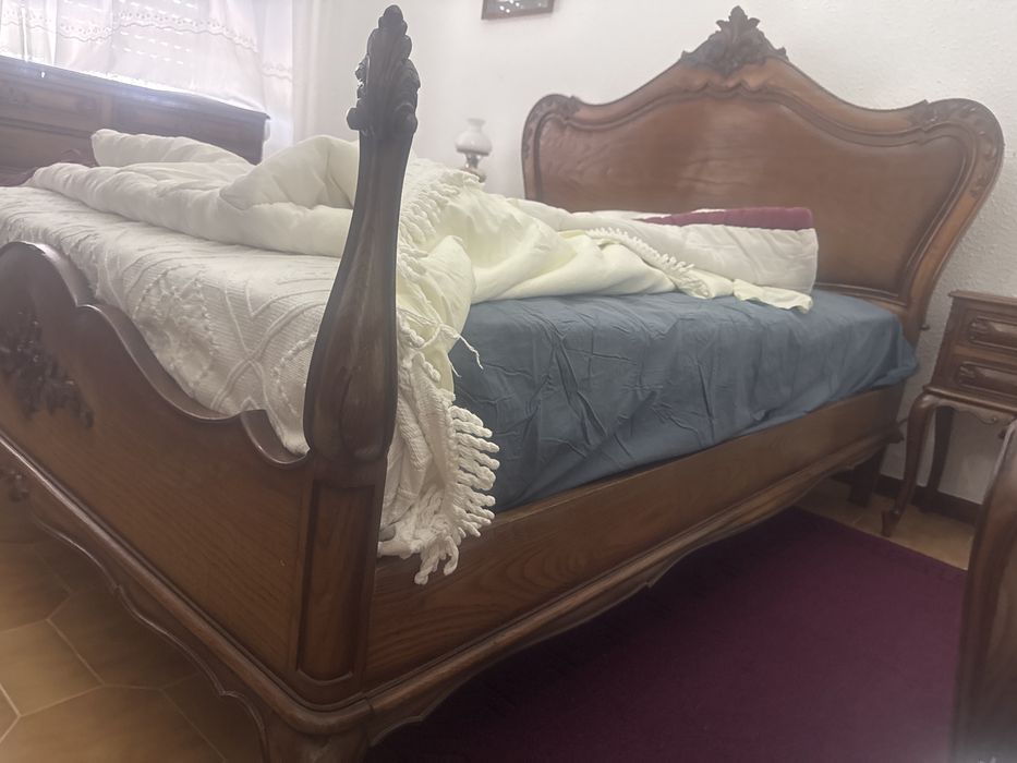 Cama de casal em Madeira com Colchao