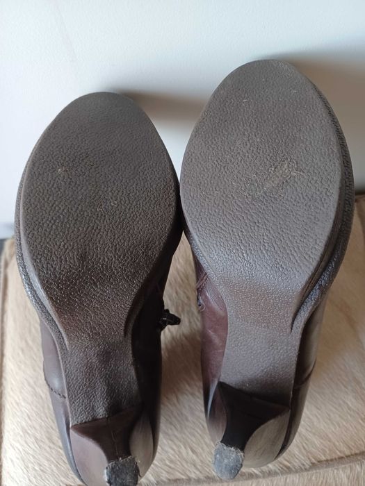 Botins em pele de salto alto