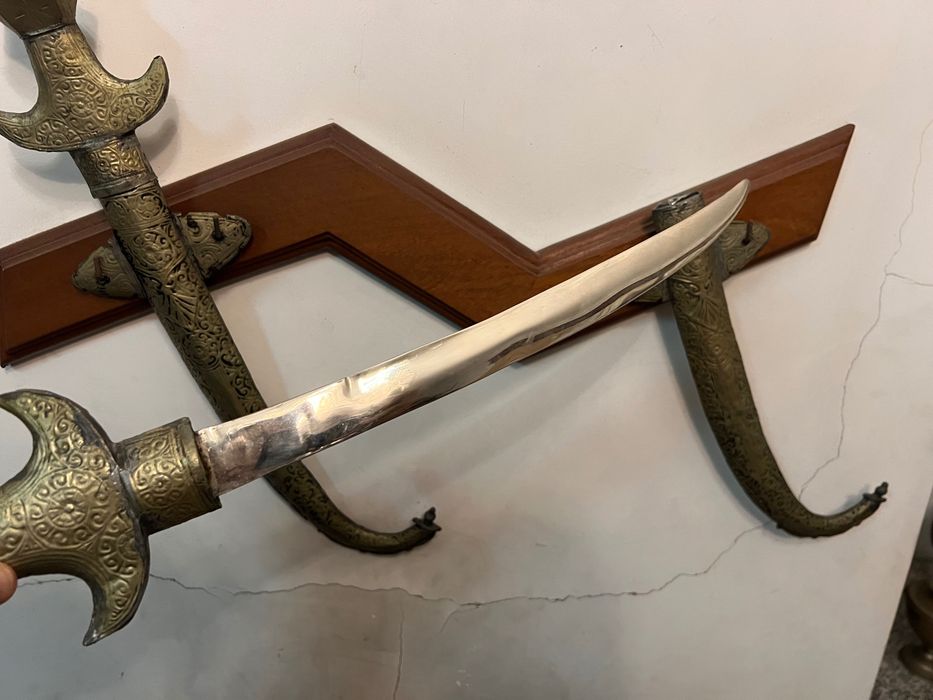 Adaga decorativa com suporte