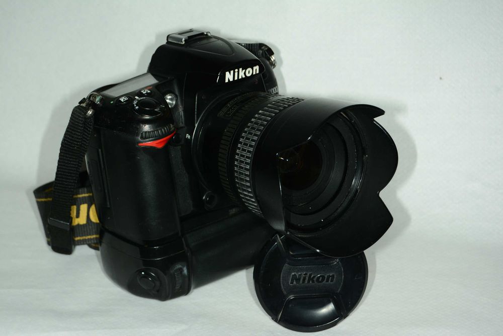 Nikon D7000 + AF-s Nikkor 18-70 + Grip