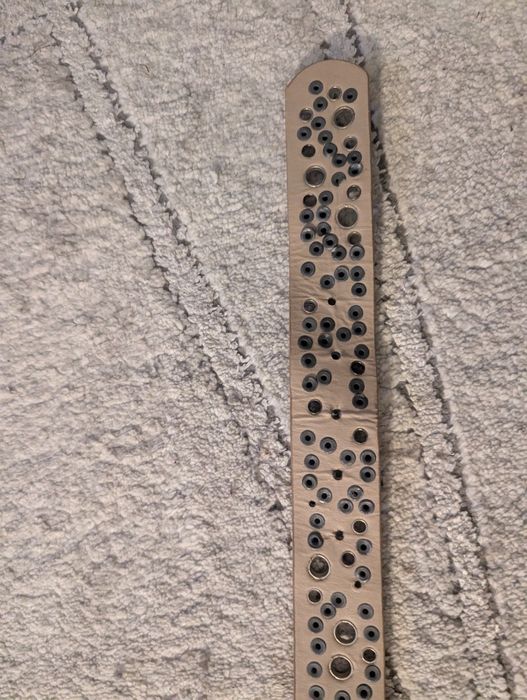 Pasek beżowy z ćwiekami 110 cm