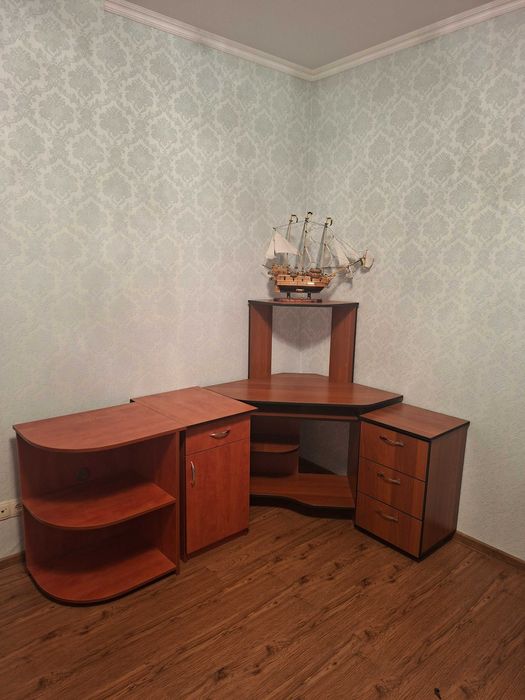 Комп'ютерний стіл з  тумбами