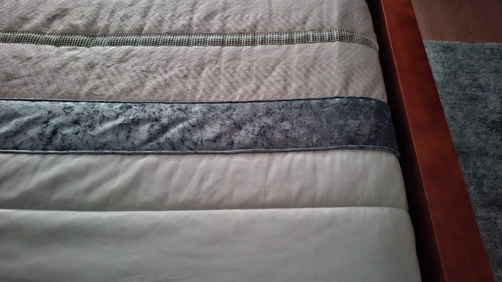 Colcha de cama de casal, forrada, em muito bom estado