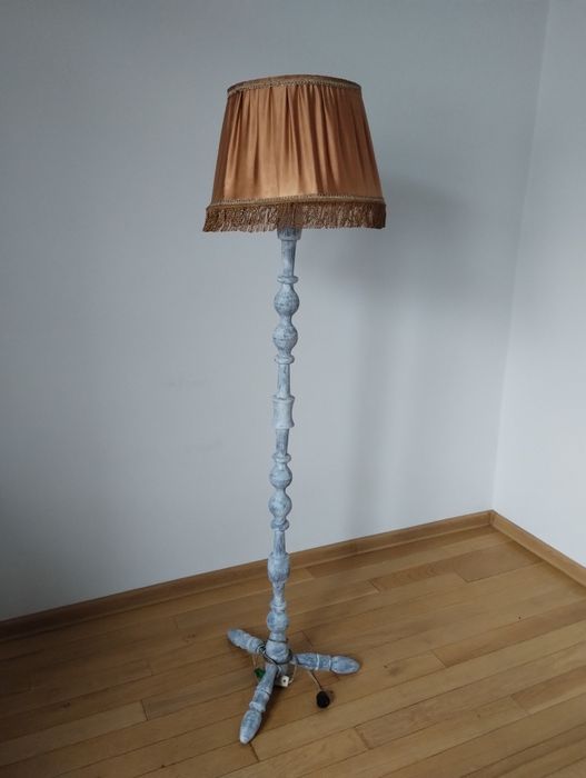 Lampa podłogowa drewniana