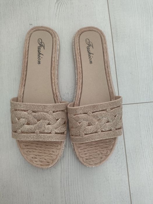 Złote letnie klapki 40