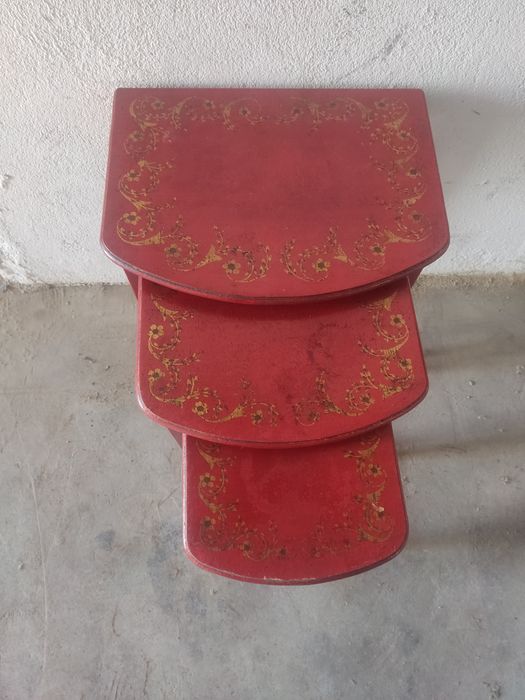 Mesas em laca vermelha orientais