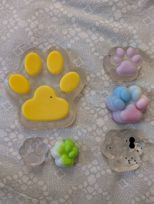 Таба лапки велика і маленькі, світиться