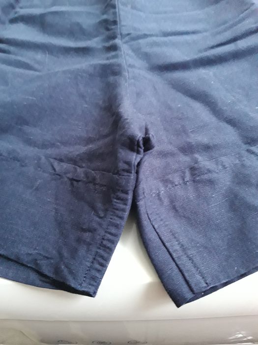 Calções curtos, lisos, de cor azul escuro (M)