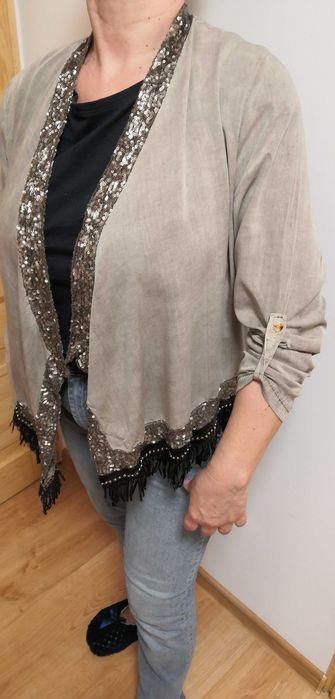 Narzutka khaki z cekinami i frędzlami. Rozmiar oversize