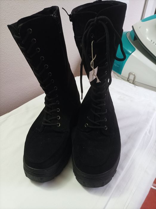 Bota de senhora em camurça