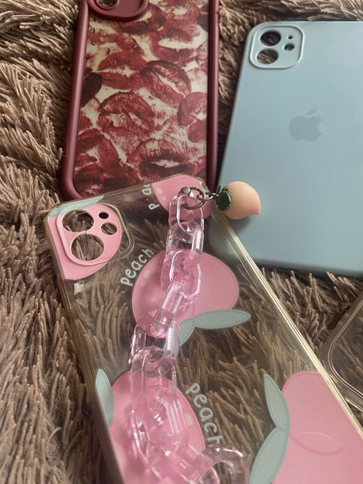 Продам 4 чохли для iPhone 11
