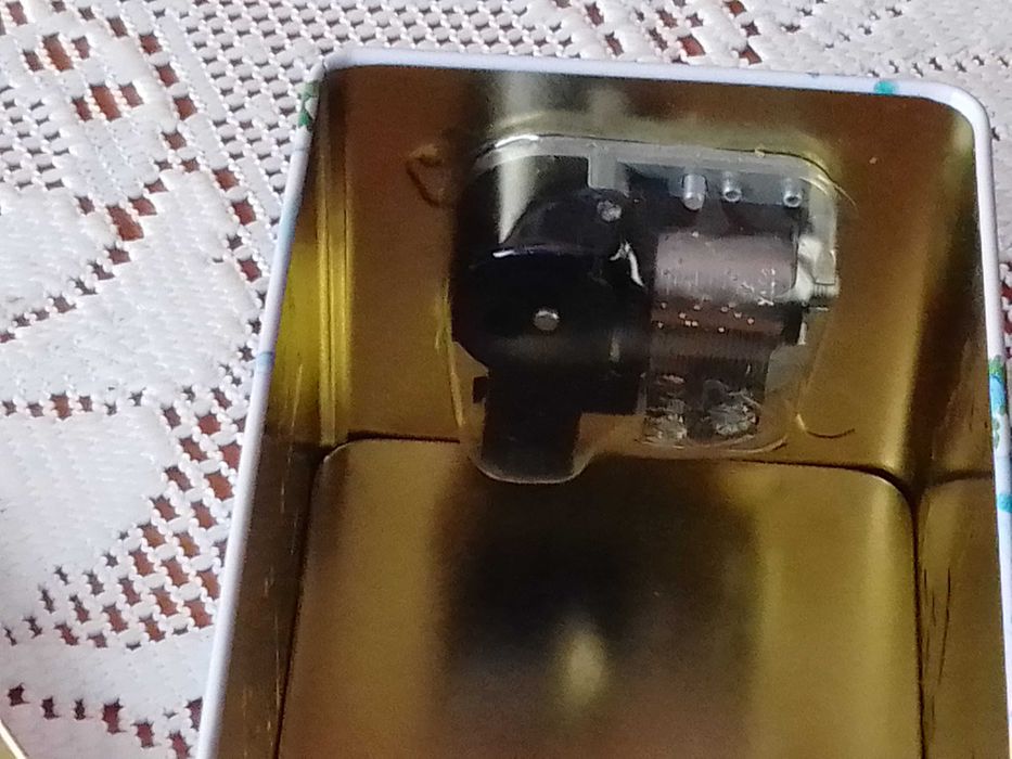 Śliczna metalowa puszka z pozytywką - bdb !!