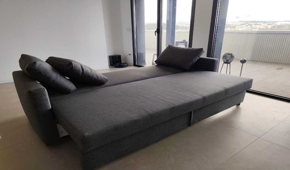 Sofá-cama de 3 lugares FRIHETEN *IKEA*, Skiftebo cinza escuro, com arrumação.