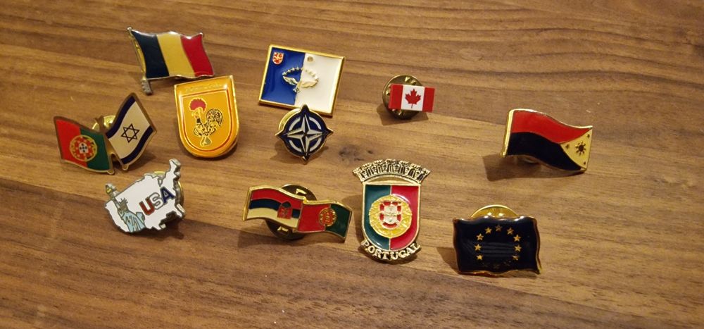 Pins diversos de paises e organizacoes internacionais