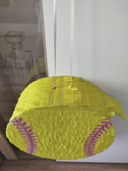 Piniata piłka do softballu żółta