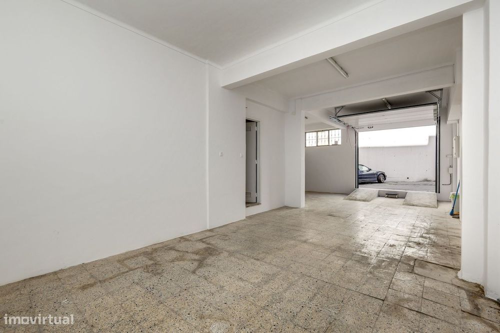 Garage/Warehouse with Loading Ramp in Rio de Mouro, Sintra