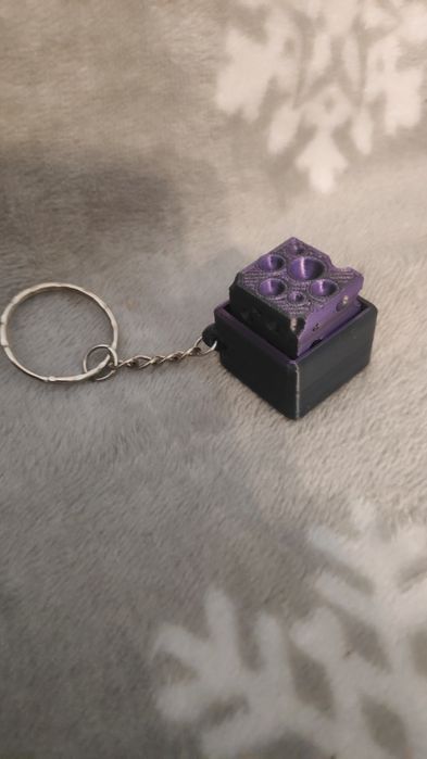 Cheese clicker fioletowo czarny keychain