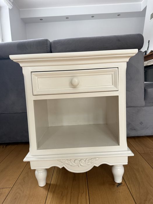 Biala rzezbiona szafka nocna