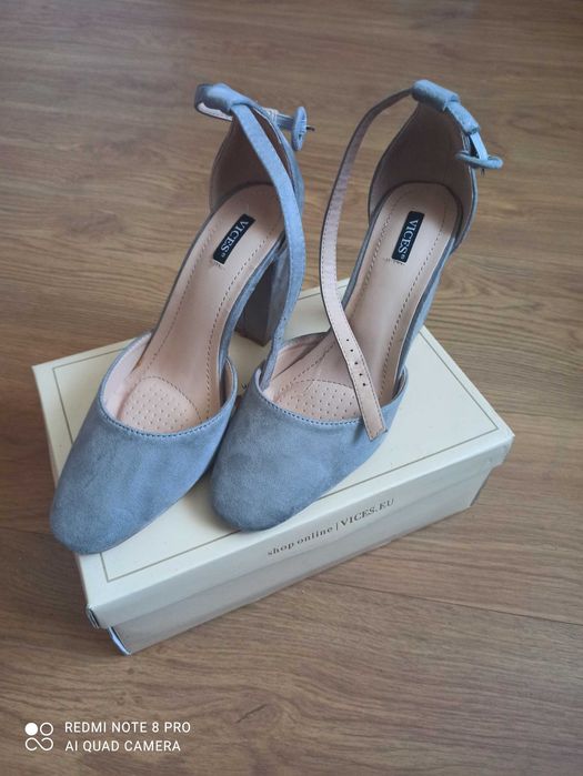 Szare sandałki na słupku