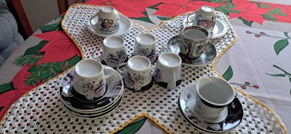Conjunto de chávenas de café. Oferta do pano de renda .