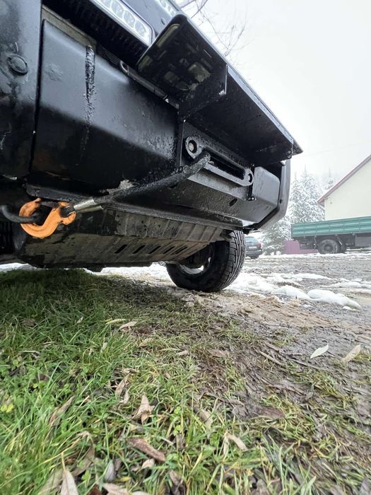 Відкідний тримач номерного знака на клюз лебідки