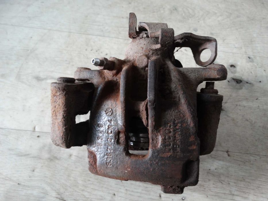 Б/у Супорт тормозний правий задній Volkswagen t4 1996-2003 3232507673