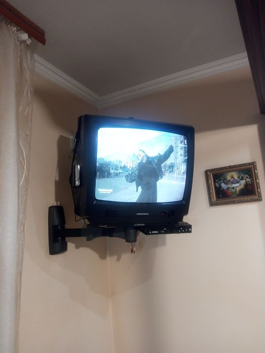 Телевізор  + стойка + DVD