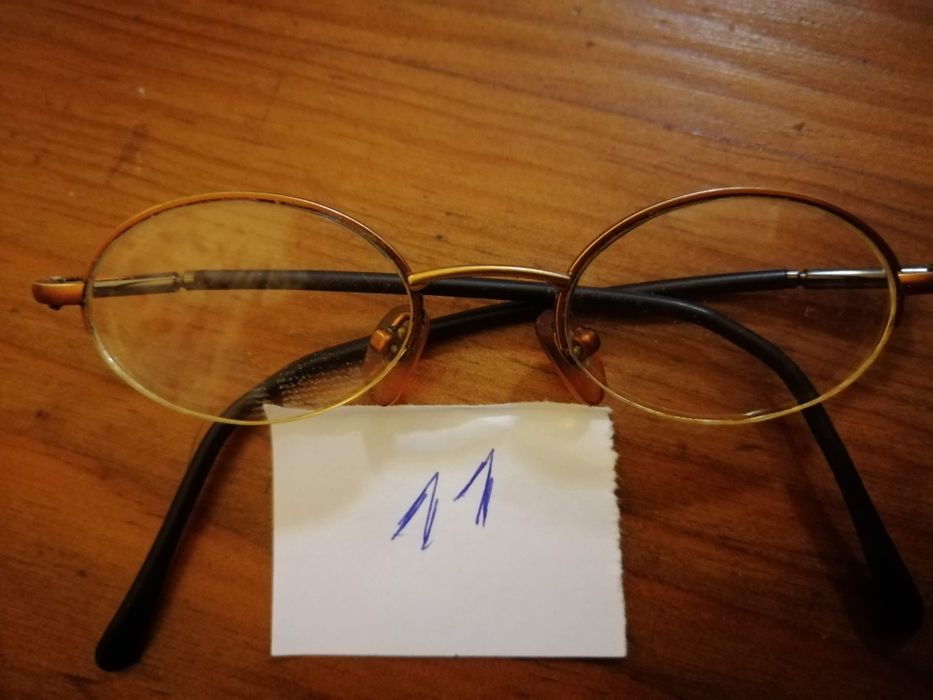 Várias armações de óculos