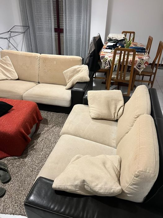 2 sofás de sala em pele