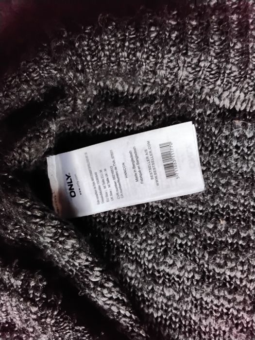 Sweter z krótkim rękawem khaki.